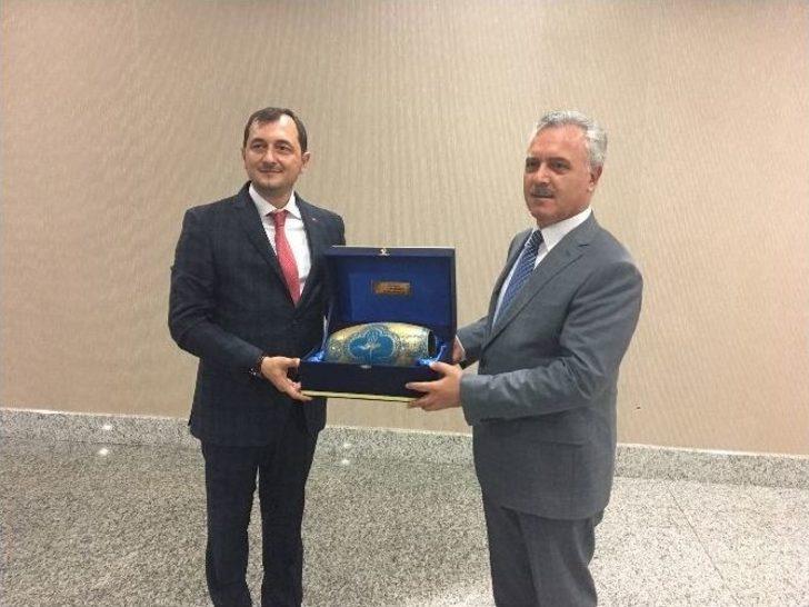 Ak Partili Başkan, "kılıcınız Keskin Olsun" Diyerek Başbakana Kılıç Hediye Etti G2