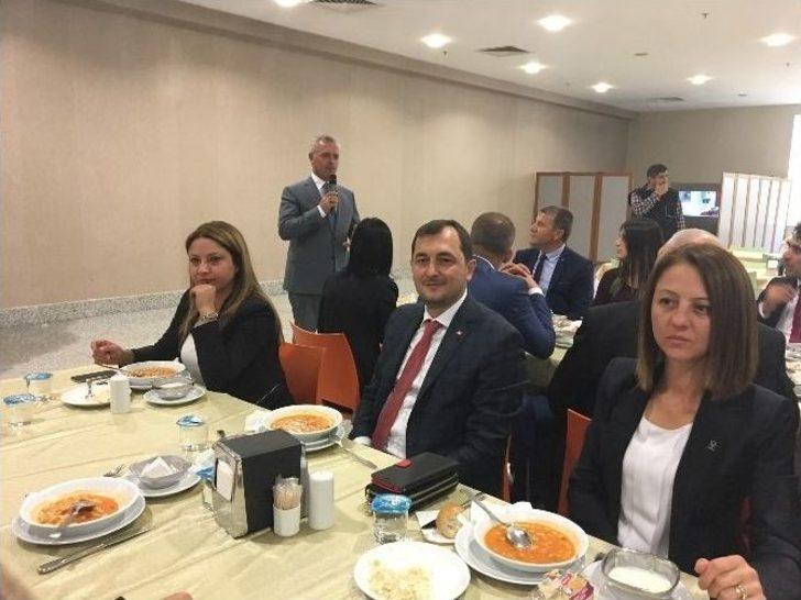 Ak Partili Başkan, "kılıcınız Keskin Olsun" Diyerek Başbakana Kılıç Hediye Etti G3