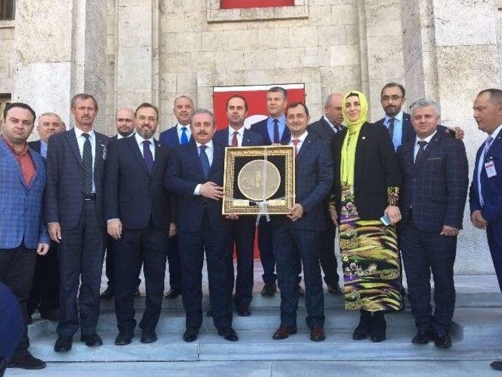 Ak Partili Başkan, "kılıcınız Keskin Olsun" Diyerek Başbakana Kılıç Hediye Etti G4