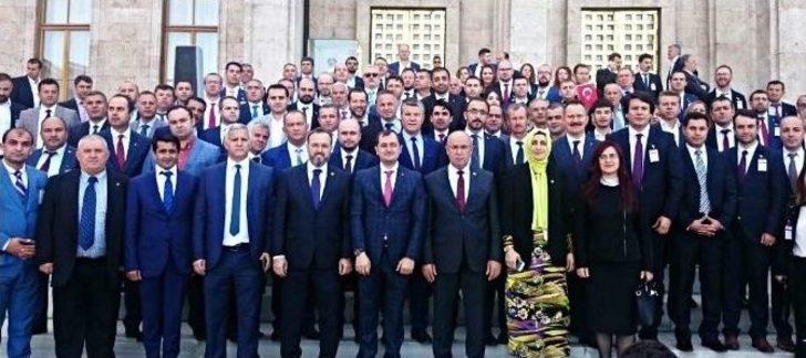 Ak Partili Başkan, "kılıcınız Keskin Olsun" Diyerek Başbakana Kılıç Hediye Etti G5