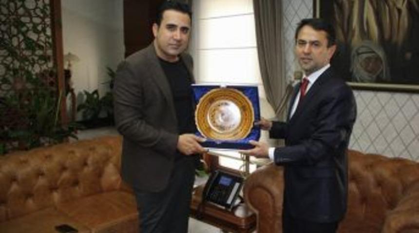 Ünlü Sanatçı Emrah, Vali Aktaş’ı Ziyaret Etti