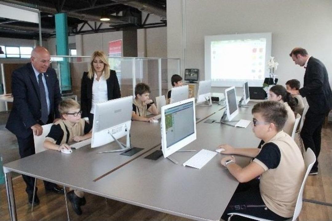 Teknolojiyi T&uuml;keten Değil, &Uuml;reten &Ccedil;ocuklar Yetişiyor