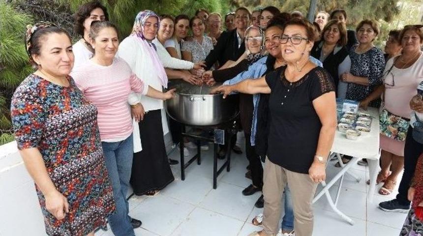 Başkan Uyar Aşure Dağıttı