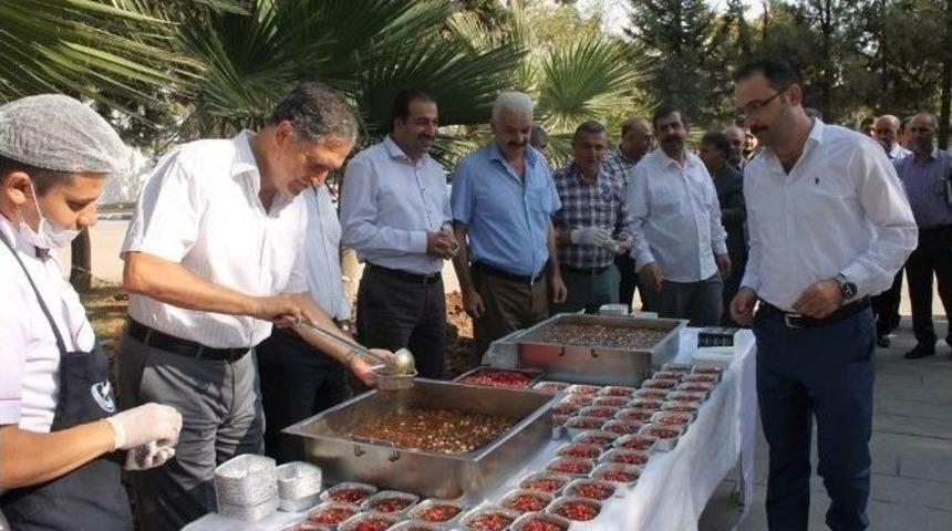 Dicle Elektrik M&uuml;şterilerine Aşure Dağıttı