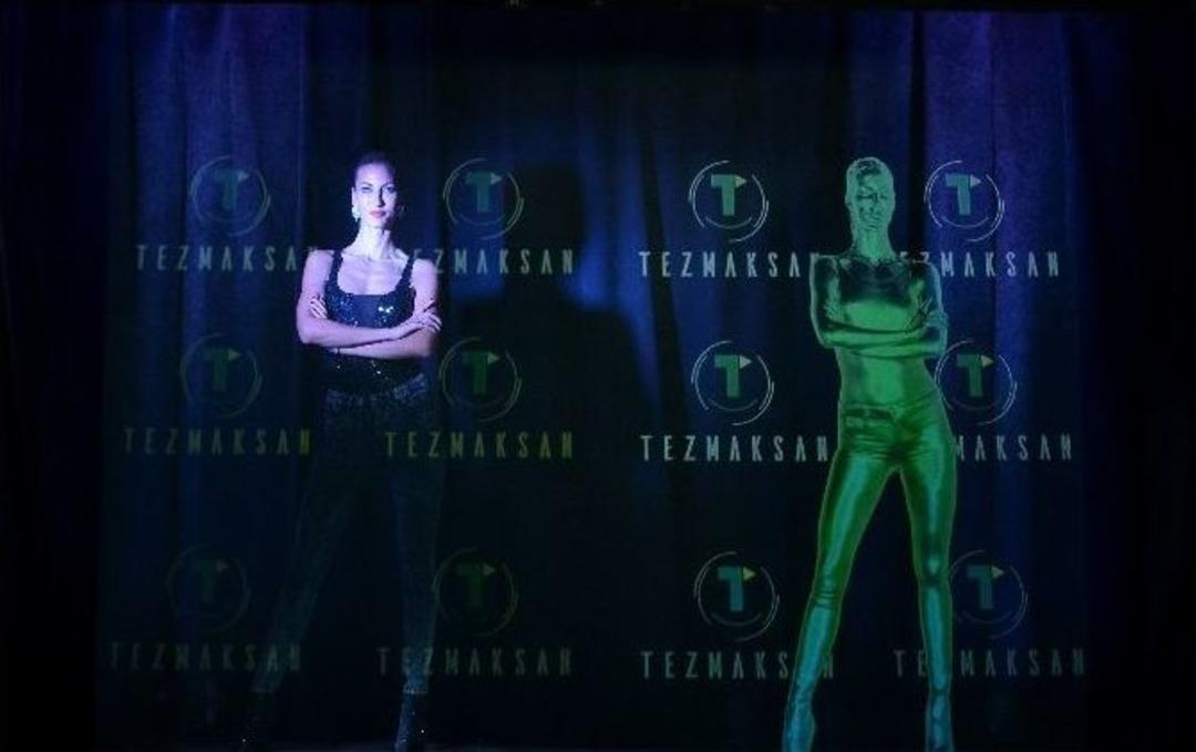 Podyumda 2 &Ccedil;ağla Şikel Y&uuml;r&uuml;d&uuml;