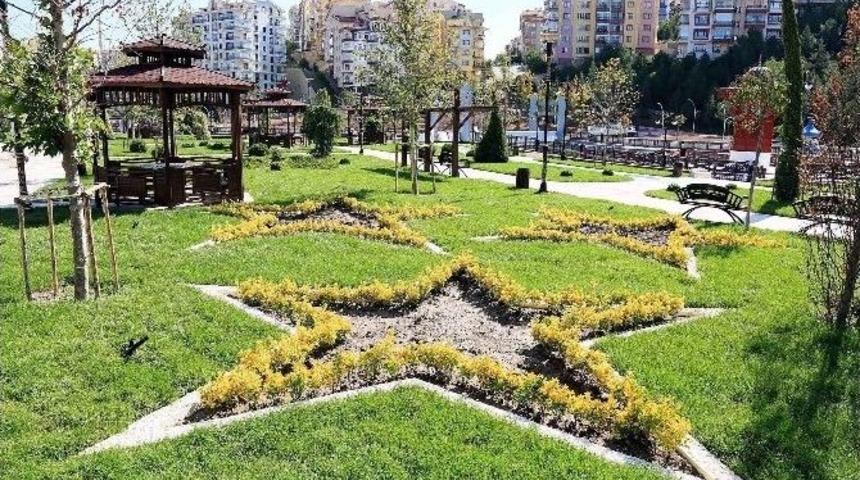 Menekşeler Ke&ccedil;i&ouml;ren&rsquo;i Renklendirdi