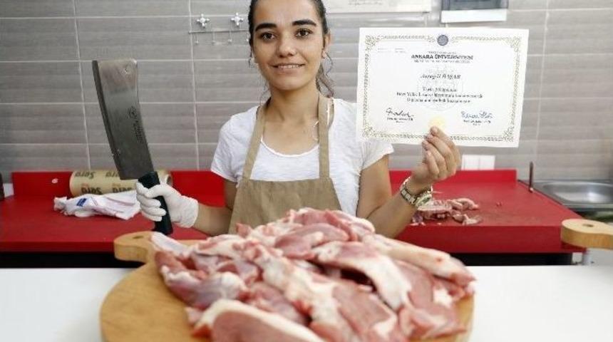 Atanamayan Kadın &Ouml;ğretmen Kasap Oldu