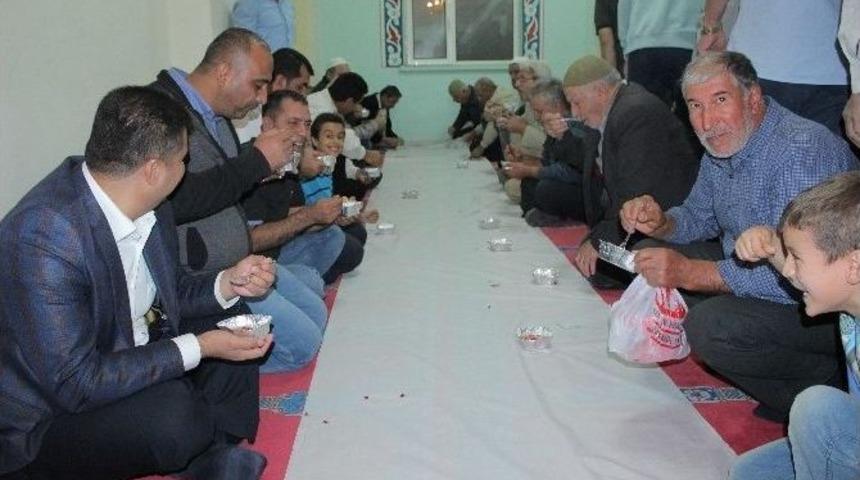 Elazığ&rsquo;da Halit Hoca Efendi Anılarak, Aşure Dağıtıldı