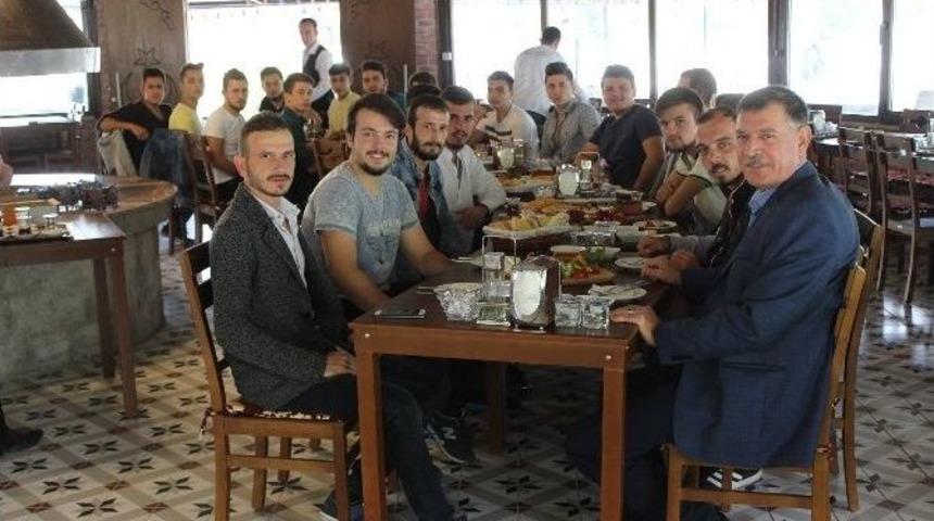 Başkan Duymuş Gen&ccedil;lerle Kahvaltıda Buluştu