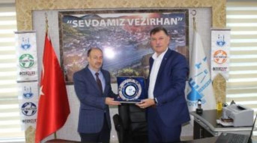 Vezirhan İlk&ouml;ğretim Okul M&uuml;d&uuml;r&uuml; Şahan&rsquo;dan, Başkan Duymuş&rsquo;a Veda Ziyareti