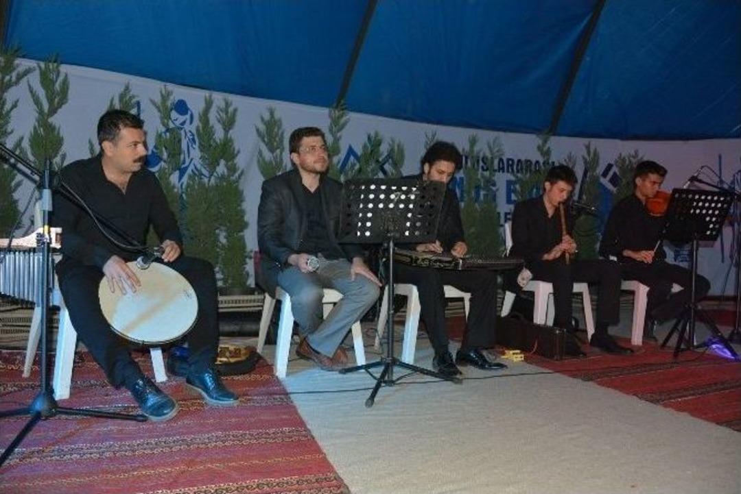 Yunus Emre İlahilerle Anılıyor