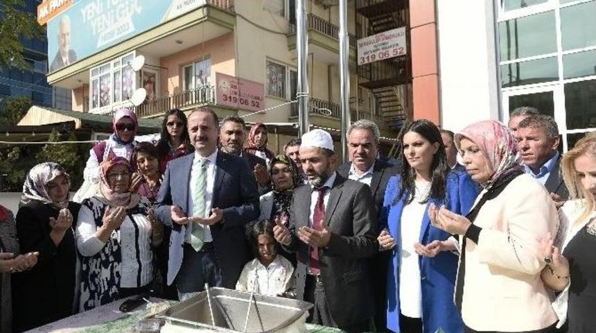 Mamak Belediye Başkanı Akg&uuml;l Aşure Dağıttı