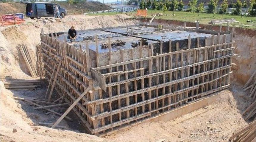 Bal&ccedil;ık Kavşağına Su Deposu İnşaatı S&uuml;r&uuml;yor
