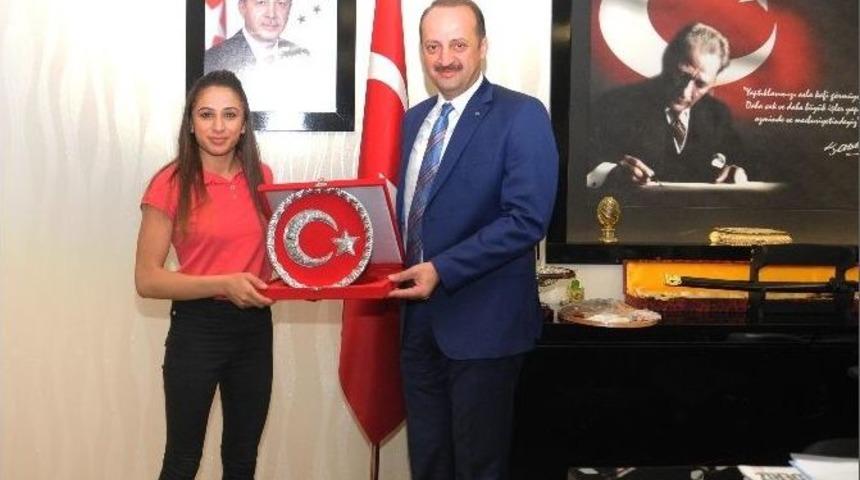 Şampiyon Sporcu Sevincini Akg&uuml;l&rsquo;le Paylaştı