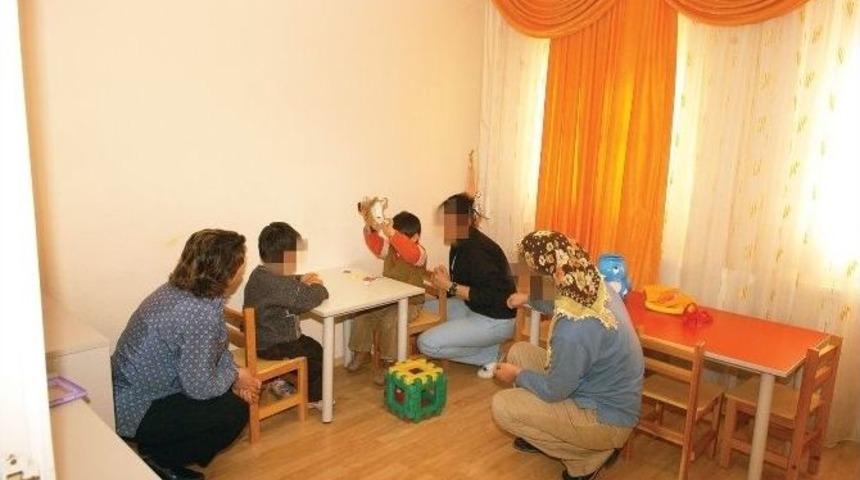 Şiddet Mağduru Kadın Ve &Ccedil;ocuklara Destek