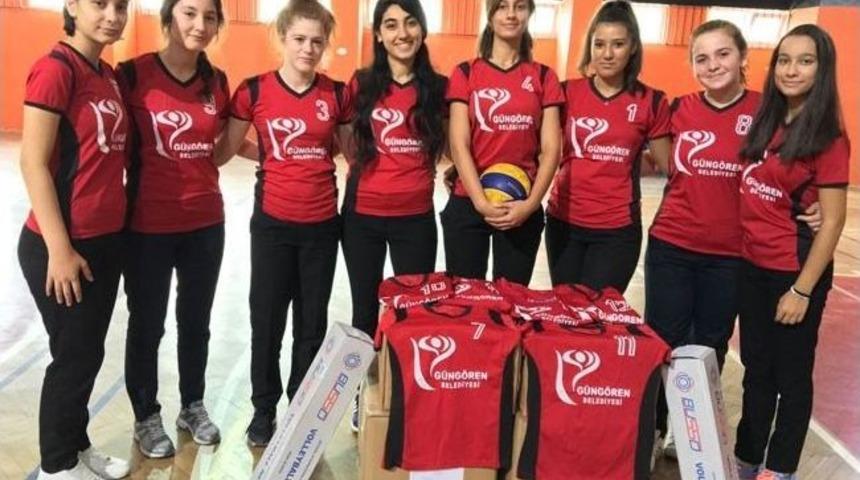 Belediyeden &Ouml;ğrencilere Spor Malzemesi Yardımı