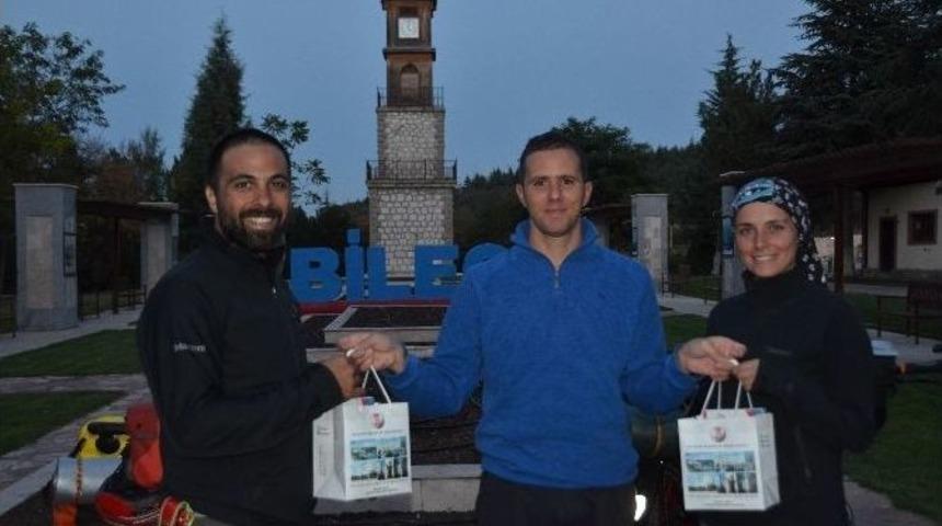 Mesleklerinden İstifa Edip D&uuml;nya Turuna &Ccedil;ıktılar