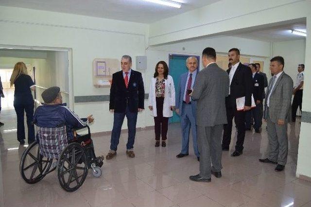 Vali Peynircioğlu&rsquo;ndan Hasta Ziyareti 1