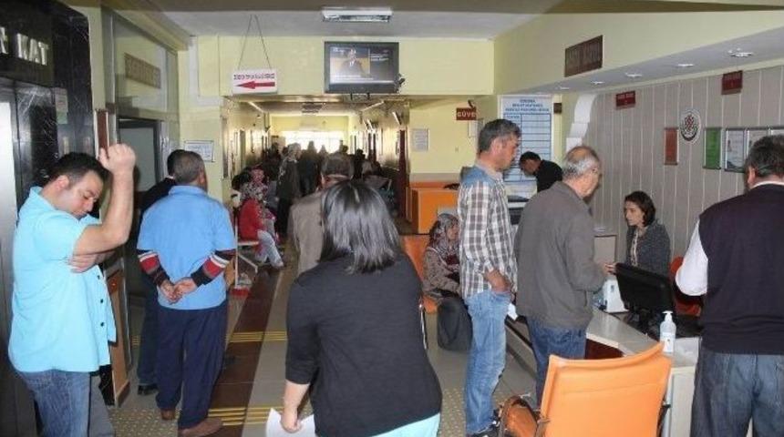 Doktorun Geldiğini Duyan Vatandaşlar Hastaneye Koştu