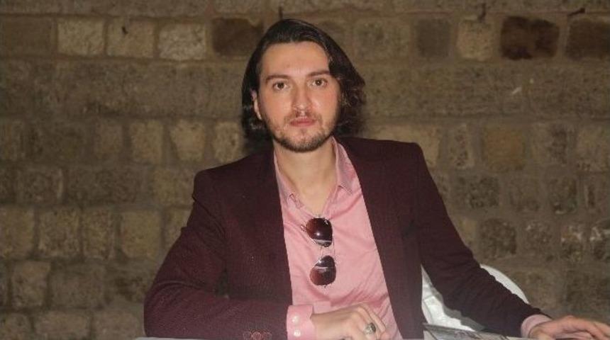 Yazar Bilal Sami G&ouml;kdemir, "televizyon Bizi Aptal Yerine Koyuyor"