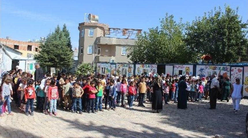 İsve&ccedil;&rsquo;ten Suriyeli Yetim &Ccedil;ocuklara Okul &Ccedil;antası Yardımı