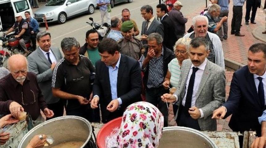 G&ouml;me&ccedil; Protokol&uuml; Aşure Dağıttı