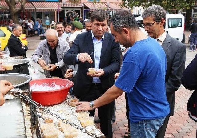 Gömeç Protokolü Aşure Dağıttı