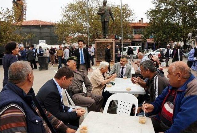 Gömeç Protokolü Aşure Dağıttı