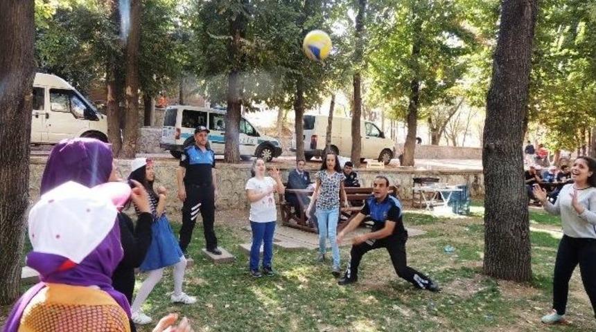 &Ouml;ğrenciler Emniyetin Pikniğinde Buluştu