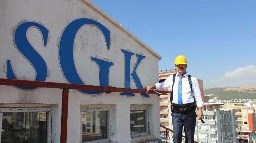 Sgk M&uuml;d&uuml;r&uuml; Tekin, İş G&uuml;venliği İ&ccedil;in &Ccedil;atıya &Ccedil;ıktı