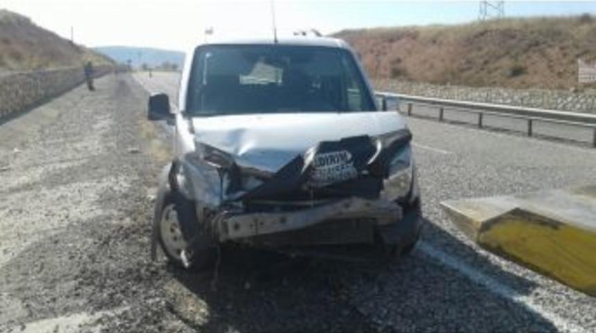 Hafif Ticari Ara&ccedil; Bariyere &Ccedil;arptı: 3 Yaralı