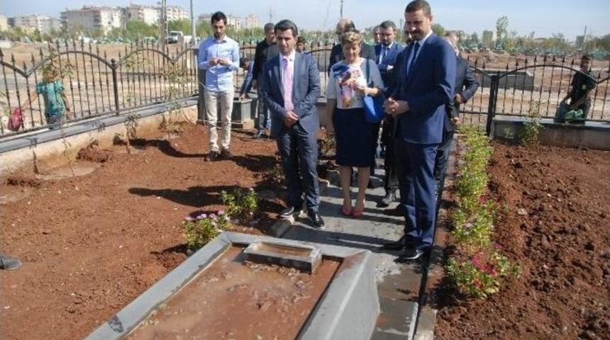 Diyarbakır Barosu&rsquo;nun Yeni Başkanı &Ouml;zmen, Tahir El&ccedil;i&rsquo;nin Mezarını Ziyaret Etti