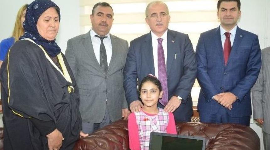 Azimli Merve&rsquo;ye Bilgisayar &Ouml;d&uuml;l&uuml;