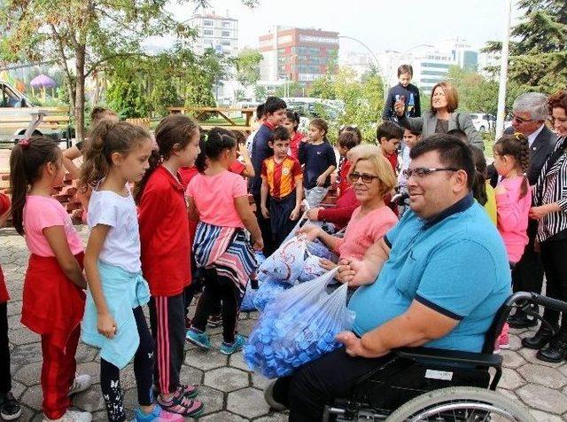 Miniklerden Engelliler İ&ccedil;in 10 Bin Kapak 2