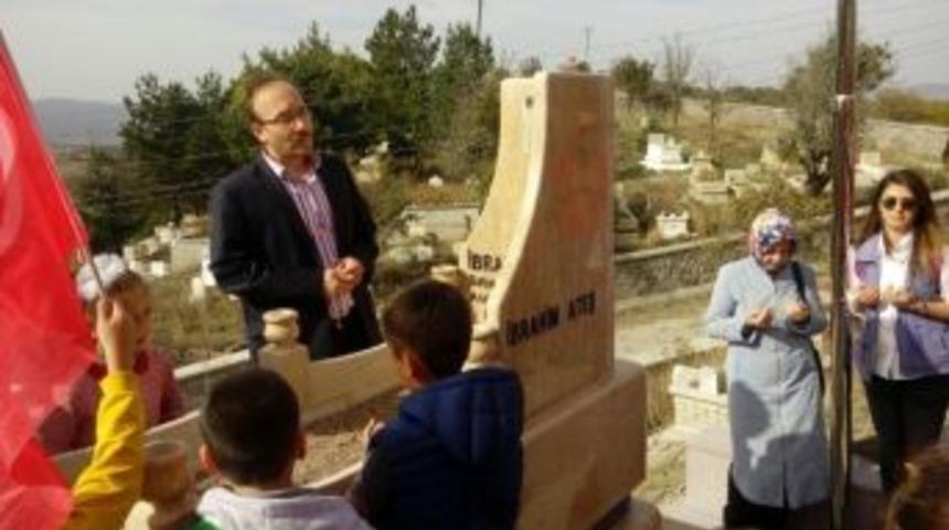 &Ccedil;ocuklar Demokrasi Şehitlerini Unutmadı