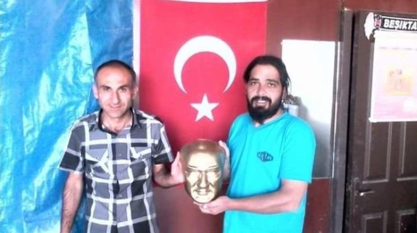 G&ouml;n&uuml;ll&uuml; Gen&ccedil;ler Yıpranan Atat&uuml;rk B&uuml;stlerini Onardı