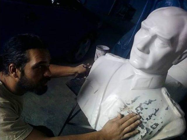 G&ouml;n&uuml;ll&uuml; Gen&ccedil;ler Yıpranan Atat&uuml;rk B&uuml;stlerini Onardı 2