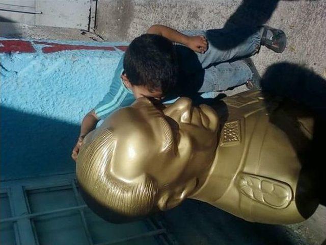 G&ouml;n&uuml;ll&uuml; Gen&ccedil;ler Yıpranan Atat&uuml;rk B&uuml;stlerini Onardı 3