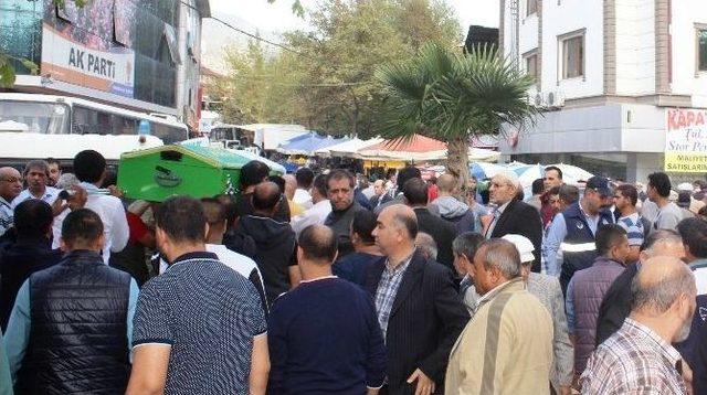 Mide K&uuml;&ccedil;&uuml;ltme Ameliyatından Sonra &Ouml;len Kadın Defnedildi 2