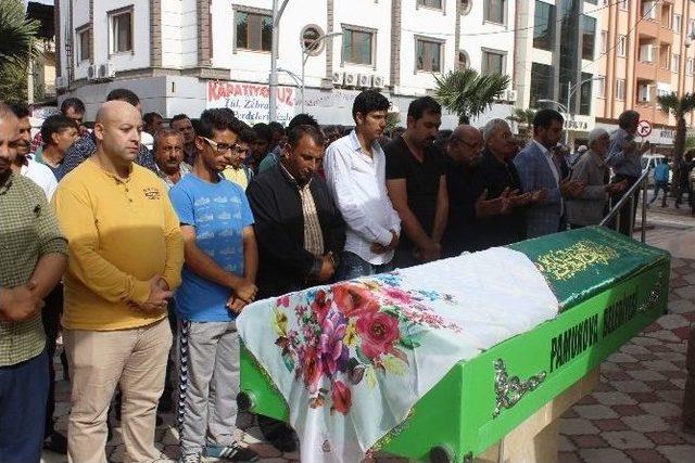 Mide K&uuml;&ccedil;&uuml;ltme Ameliyatından Sonra &Ouml;len Kadın Defnedildi 3