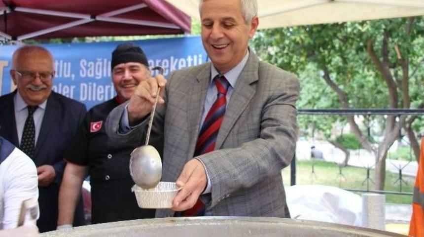 S&ouml;ke&rsquo;de Belediye Meydanında 3 Bin Kişilik Aşure Dağıtıldı