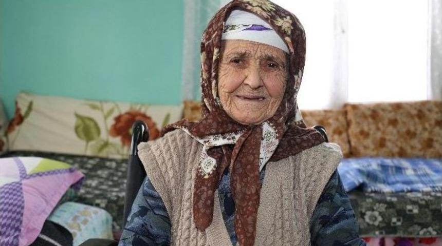 Turgutlu Belediyesi Yaşlı Kadının Y&uuml;z&uuml;n&uuml; G&uuml;ld&uuml;rd&uuml;