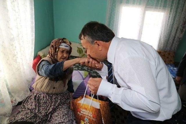 Turgutlu Belediyesi Yaşlı Kadının Yüzünü Güldürdü