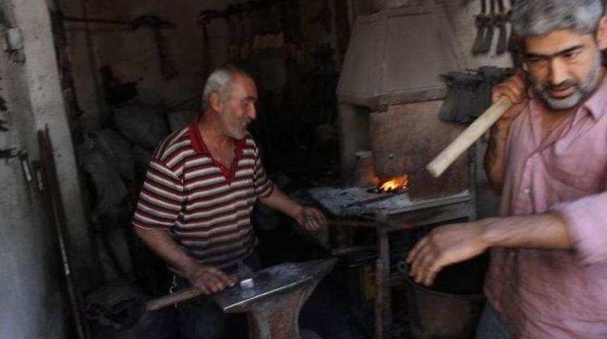 Yarım Asırdır Demir D&ouml;v&uuml;yorlar