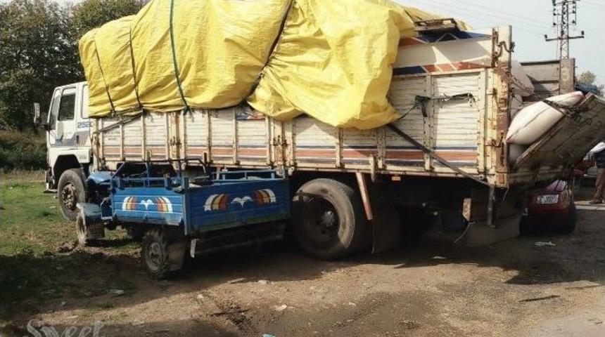 Saman Y&uuml;kl&uuml; Kamyondan D&uuml;şen Bir Kişi Yaralandı