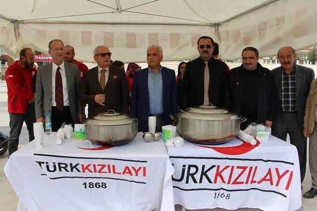 Sivas&rsquo;ta Kızılay Bin Kişilik Aşure Dağıttı 1