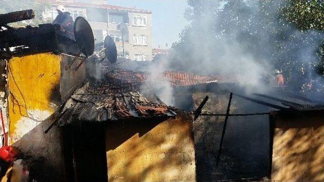 Karagümrük’te Korkutan Gecekondu Yangını