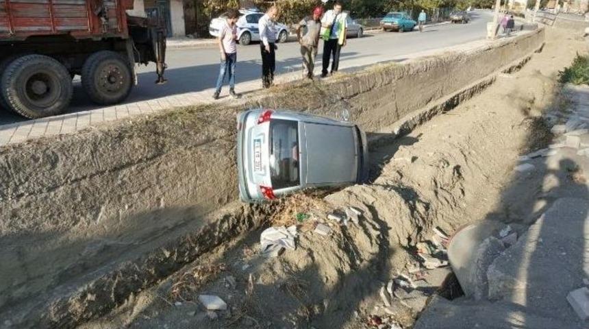 Kontrolden &Ccedil;ıkan Otomobil Dereye U&ccedil;tu