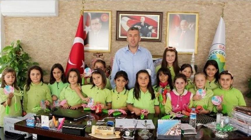 Kız &Ouml;ğrencilerden Başkan G&uuml;ler&rsquo;e Ziyaret