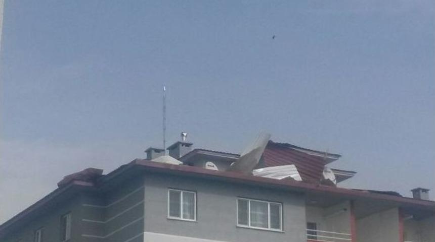 Şiddetli R&uuml;zgar Binaların &Ccedil;atılarını U&ccedil;urdu